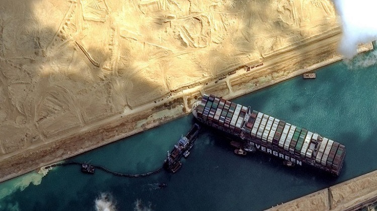Egito quer indenização de US$ 916 milhões por bloqueio do Canal de Suez